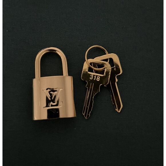 Gold Louis Vuitton Padlock Set with 2 Keys - Vintage Accessory - Picture 5 of 5